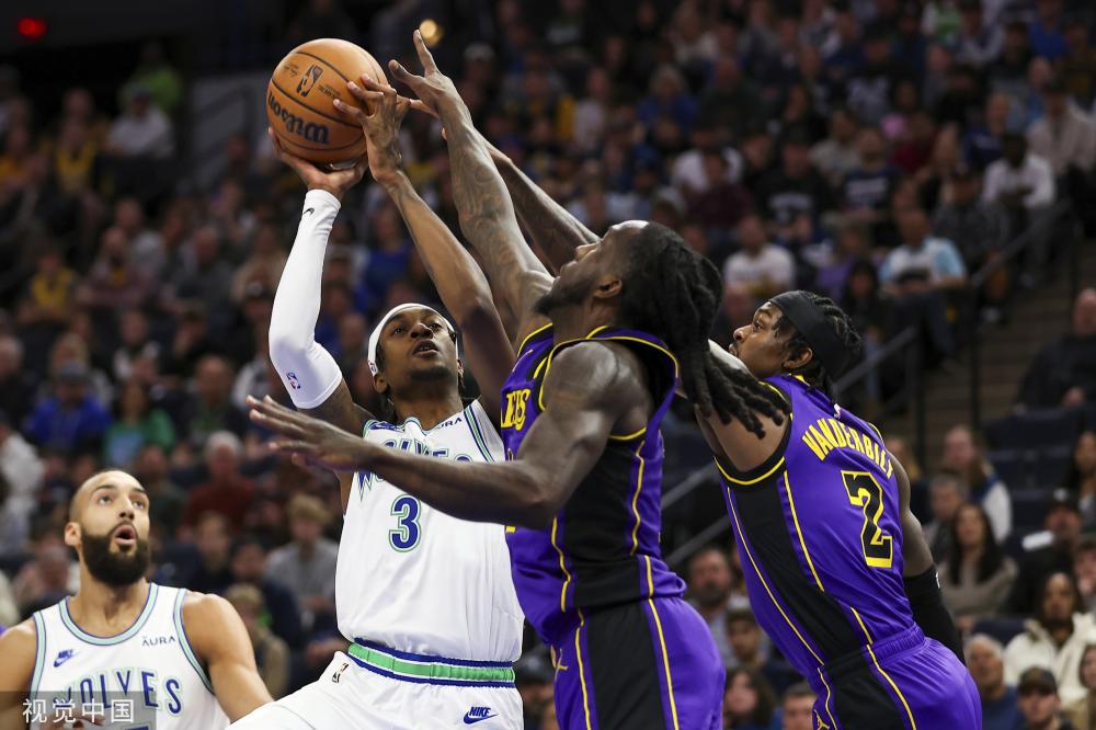 强调了与新 强调了与新